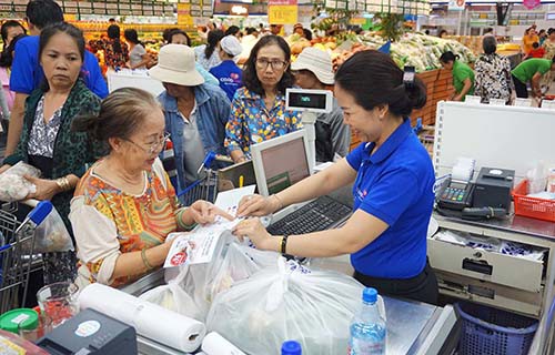 Mua hàng được tích tem đổi quà “độc” - Ảnh 1. Mua hàng được tích tem đổi quà “độc” - Ảnh 1.
