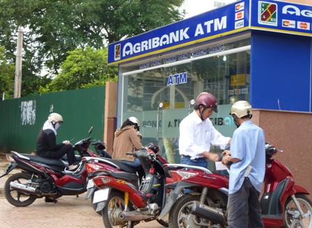 Agribank hoàn tất trả tiền cho 12 chủ thẻ ATM - Ảnh 1.