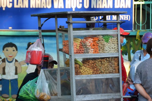 Tràn lan thực phẩm làm bằng bột, hương liệu - Ảnh 1.