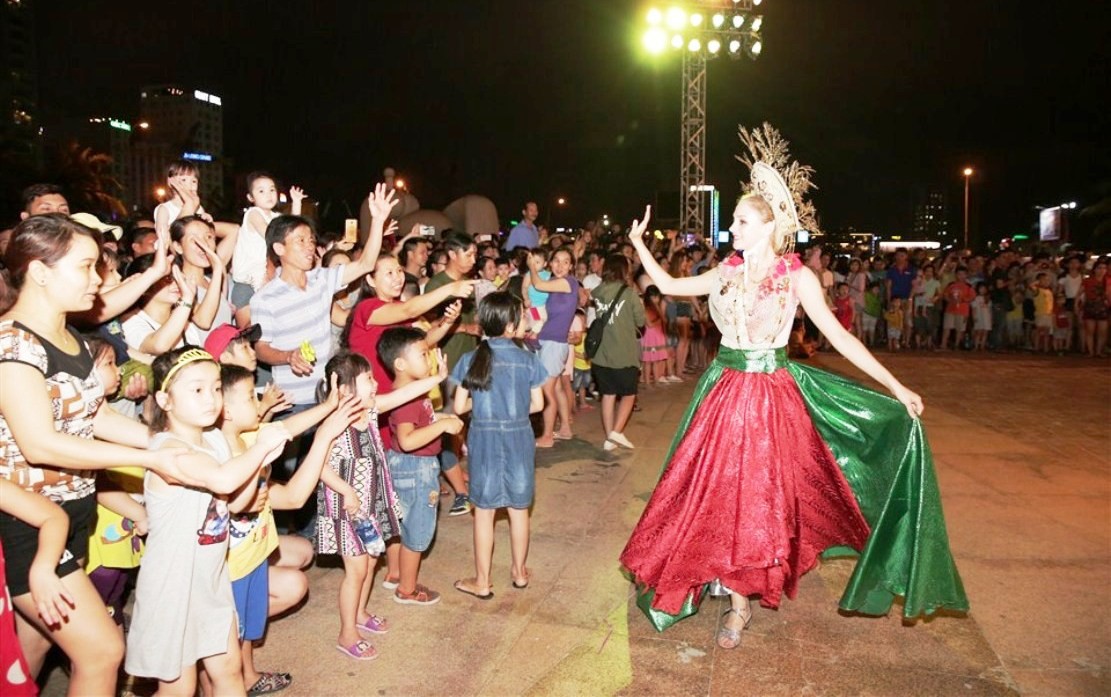 Hàng vạn người hòa nhịp cùng đêm Carnaval đường phố DIFF 2018 Đà Nẵng - Ảnh 2.