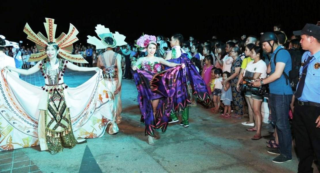Hàng vạn người hòa nhịp cùng đêm Carnaval đường phố DIFF 2018 Đà Nẵng - Ảnh 10.