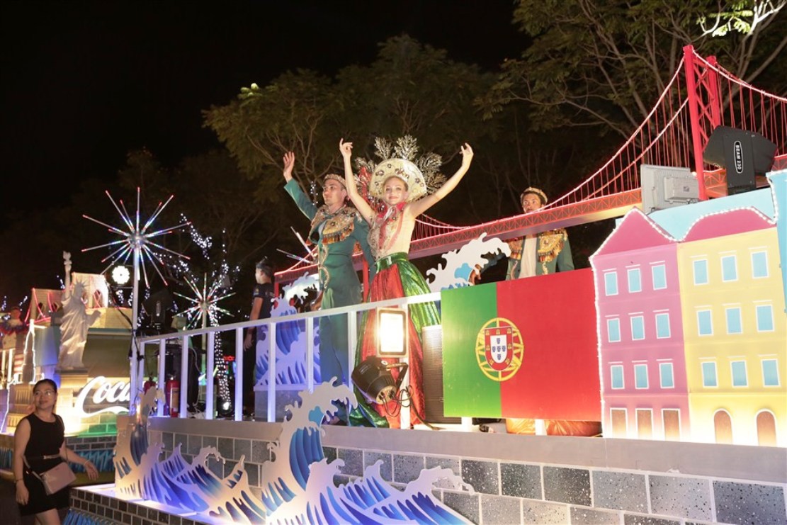 Hàng vạn người hòa nhịp cùng đêm Carnaval đường phố DIFF 2018 Đà Nẵng - Ảnh 14.
