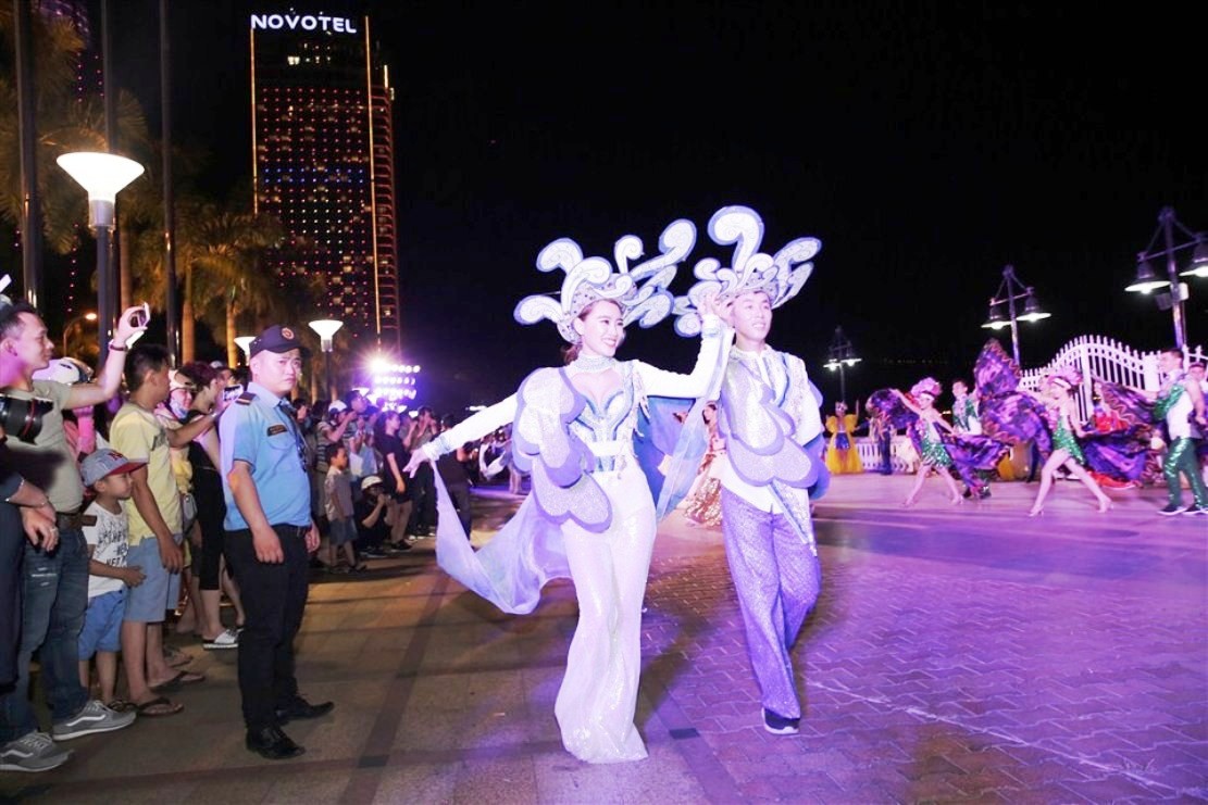Hàng vạn người hòa nhịp cùng đêm Carnaval đường phố DIFF 2018 Đà Nẵng - Ảnh 16.
