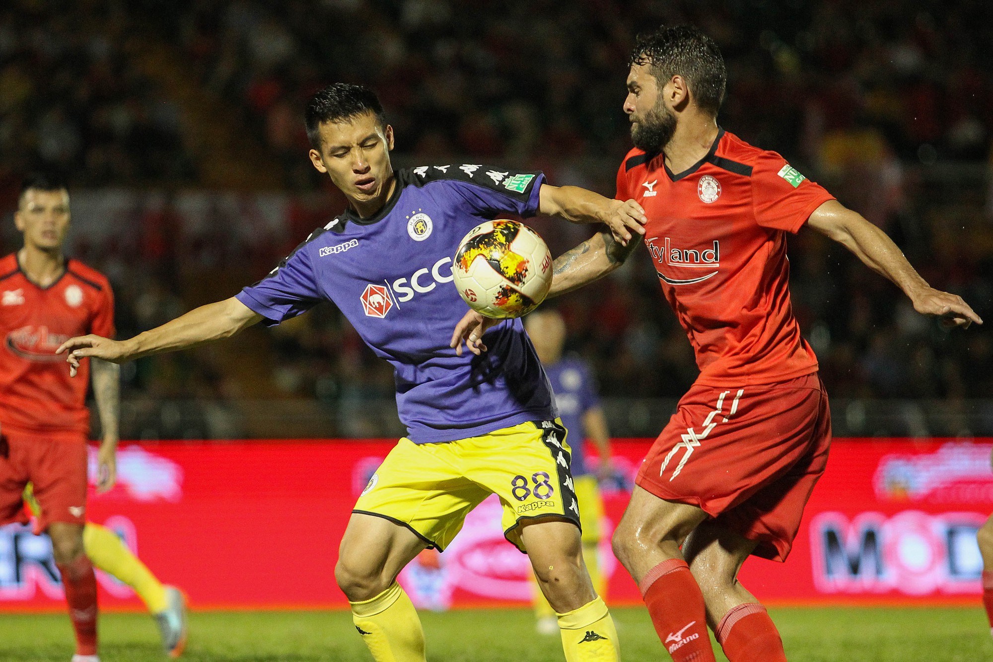 clip: Ngược dòng hạ TP HCM, Hà Nội tiếp tục dẫn đầu V-League - Ảnh 2.