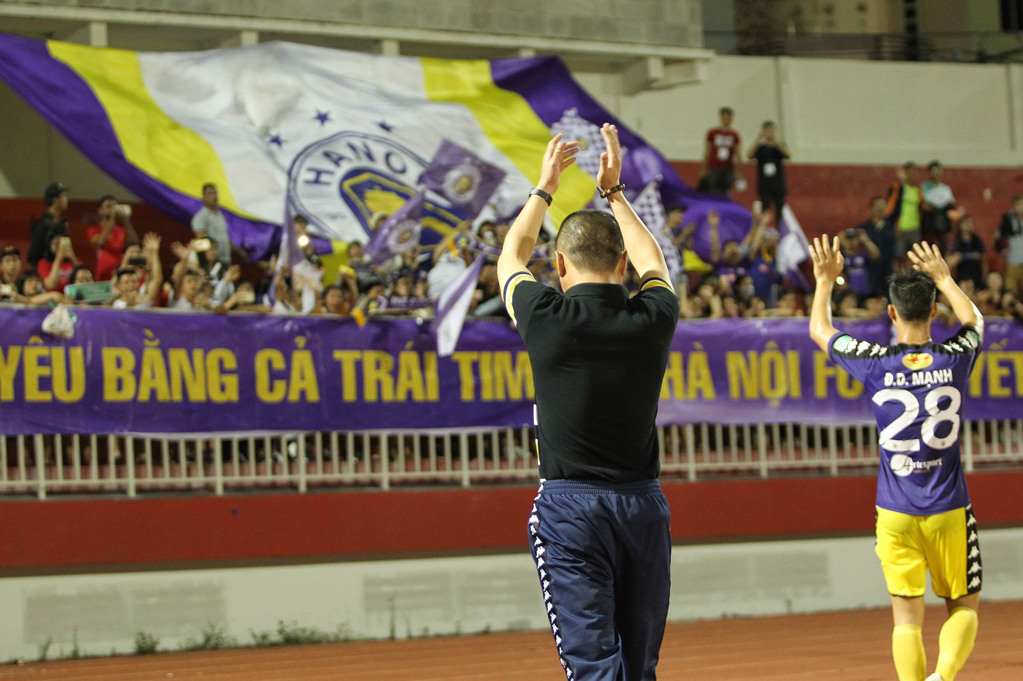 clip: Ngược dòng hạ TP HCM, Hà Nội tiếp tục dẫn đầu V-League - Ảnh 6.