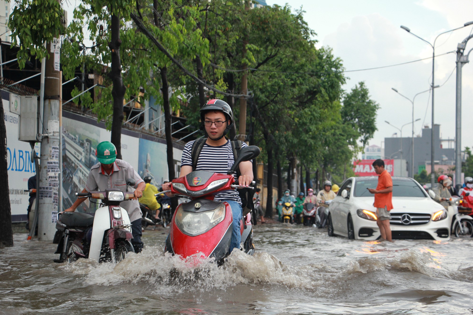 Mới ký hợp đồng thuê máy bơm, đường Nguyễn Hữu Cảnh vẫn thành sông - Ảnh 4.