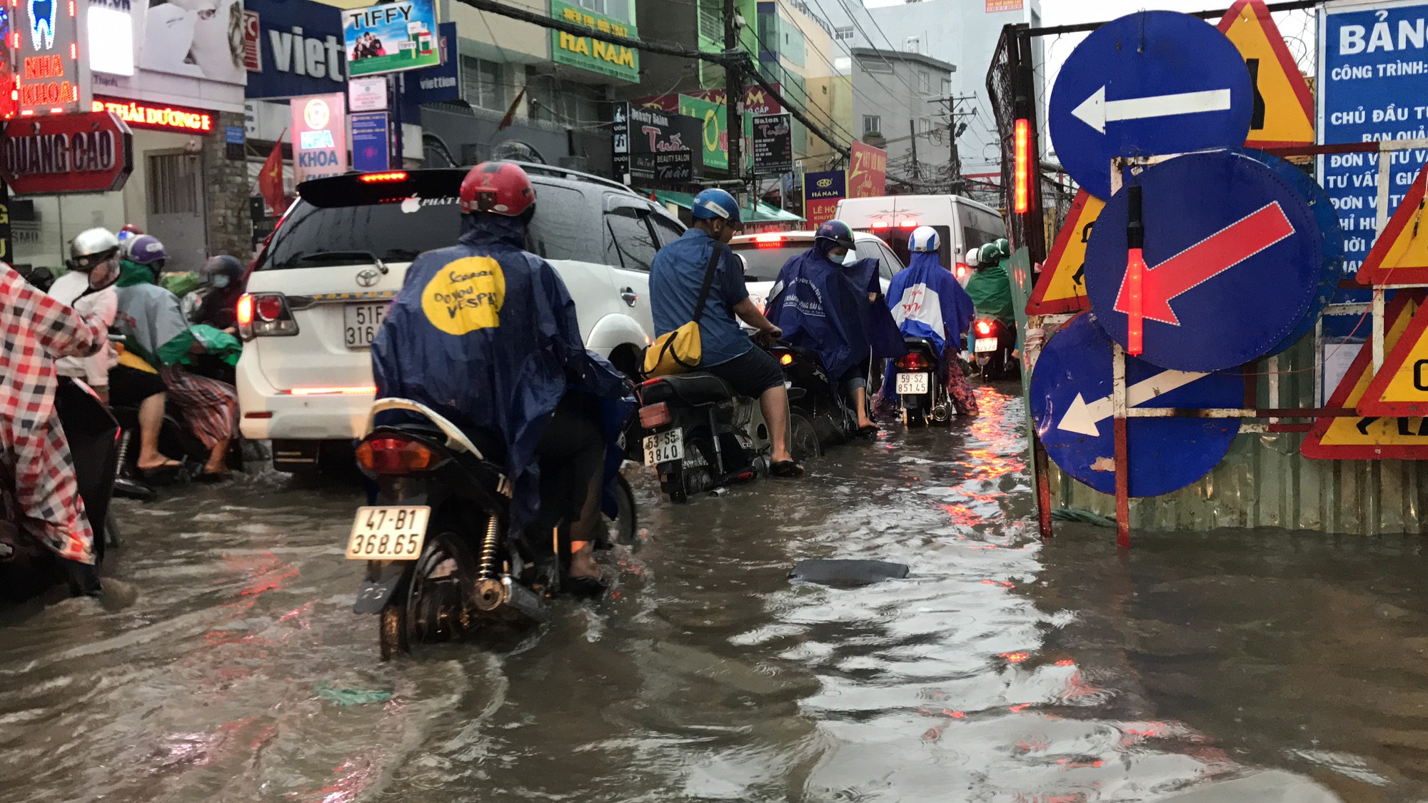 TP HCM: Đường thành sông, người dân dắt xe bì bõm về nhà - Ảnh 3.