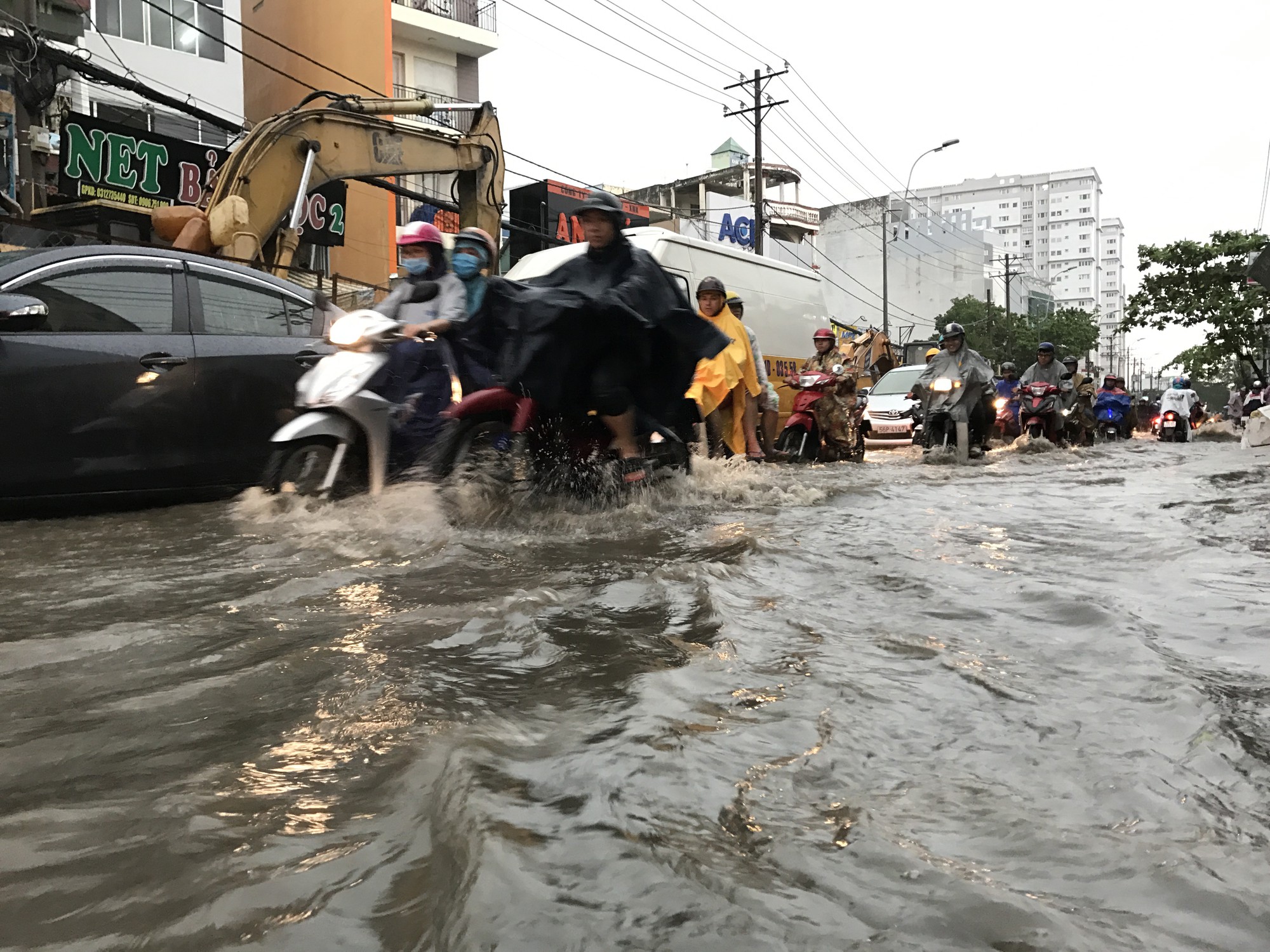 TP HCM: Đường thành sông, người dân dắt xe bì bõm về nhà - Ảnh 2.