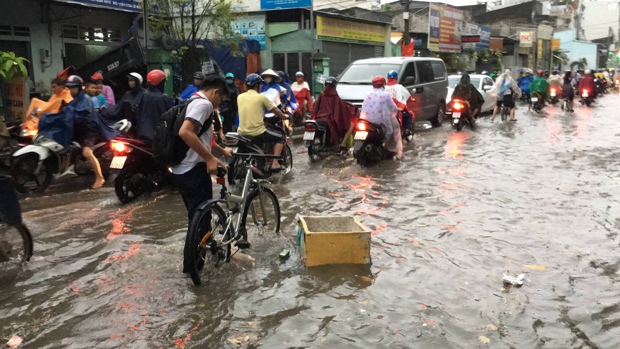 TP HCM: Đường thành sông, người dân dắt xe bì bõm về nhà - Ảnh 5.