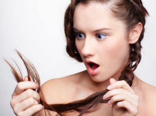 6 thói quen xấu tàn phá mái tóc của bạn - Ảnh 1.