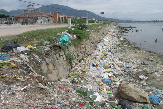 Biển Việt Nam đối mặt hiểm họa rác thải nhựa - Ảnh 1.