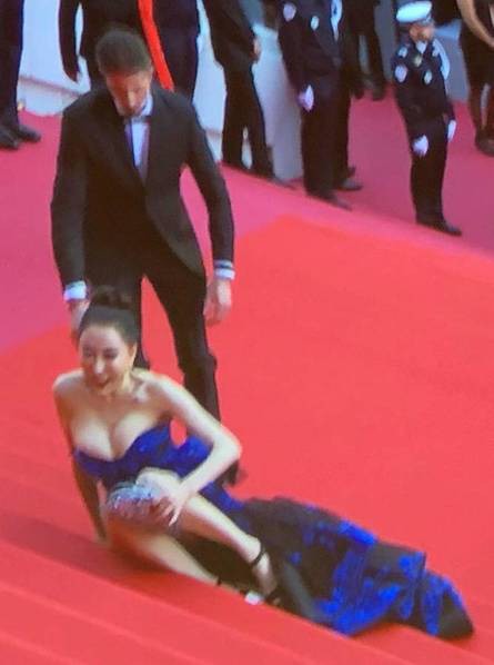 Chiêu hở bạo, giả té ngã của mỹ nhân trên thảm đỏ Cannes 71 - Ảnh 10.