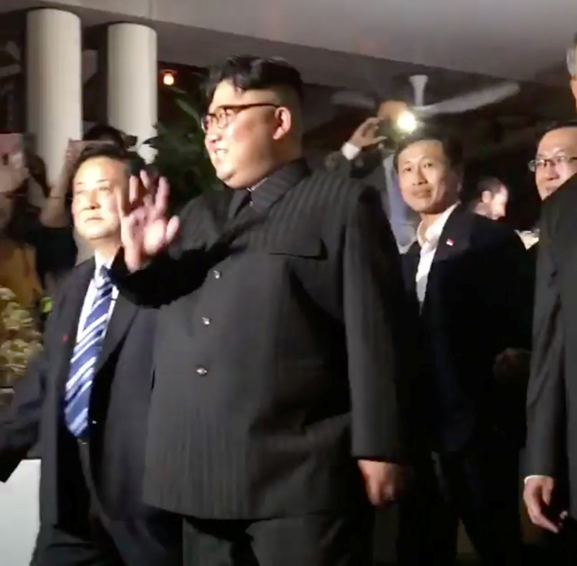 Ông Kim Jong-un dạo phố đêm Singapore - Ảnh 20.