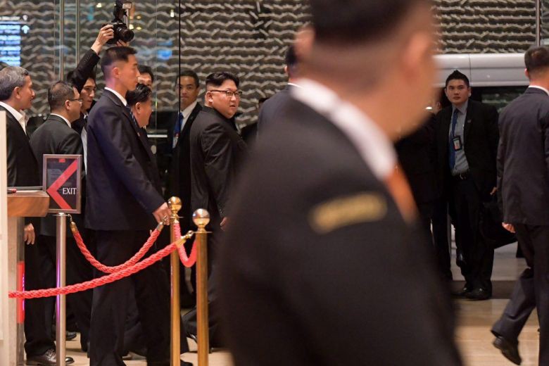 Ông Kim Jong-un dạo phố đêm Singapore - Ảnh 4.