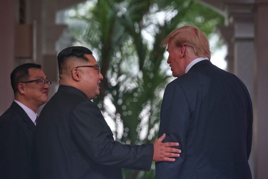 Thượng đỉnh Mỹ - Triều: Đằng sau cái bắt tay 12 giây của ông Trump - Kim - Ảnh 10.