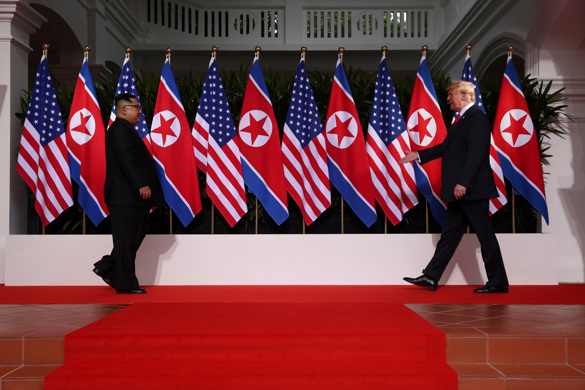 Thượng đỉnh Mỹ - Triều: Đằng sau cái bắt tay 12 giây của ông Trump - Kim - Ảnh 2.