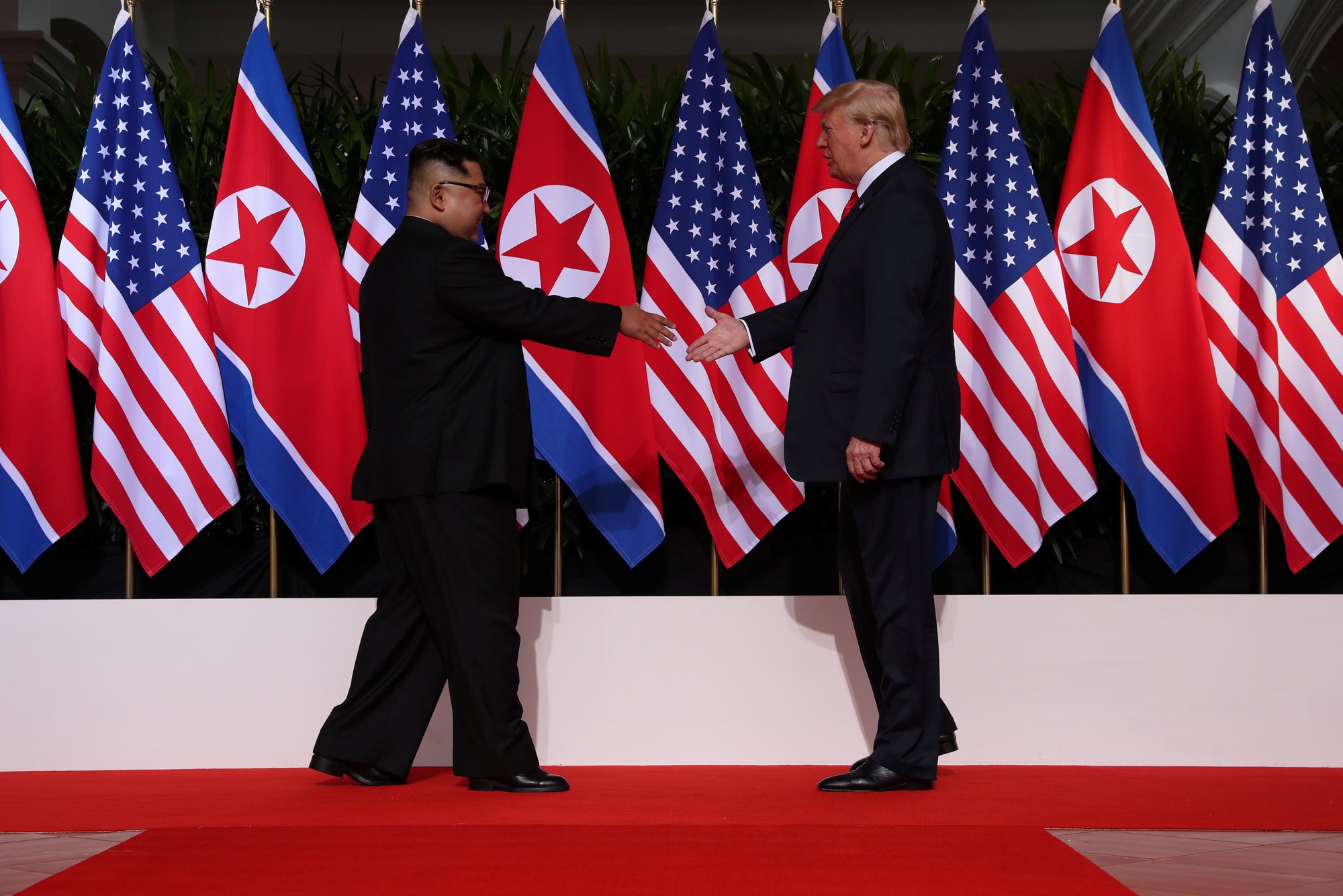 Thượng đỉnh Mỹ - Triều: Đằng sau cái bắt tay 12 giây của ông Trump - Kim - Ảnh 3.
