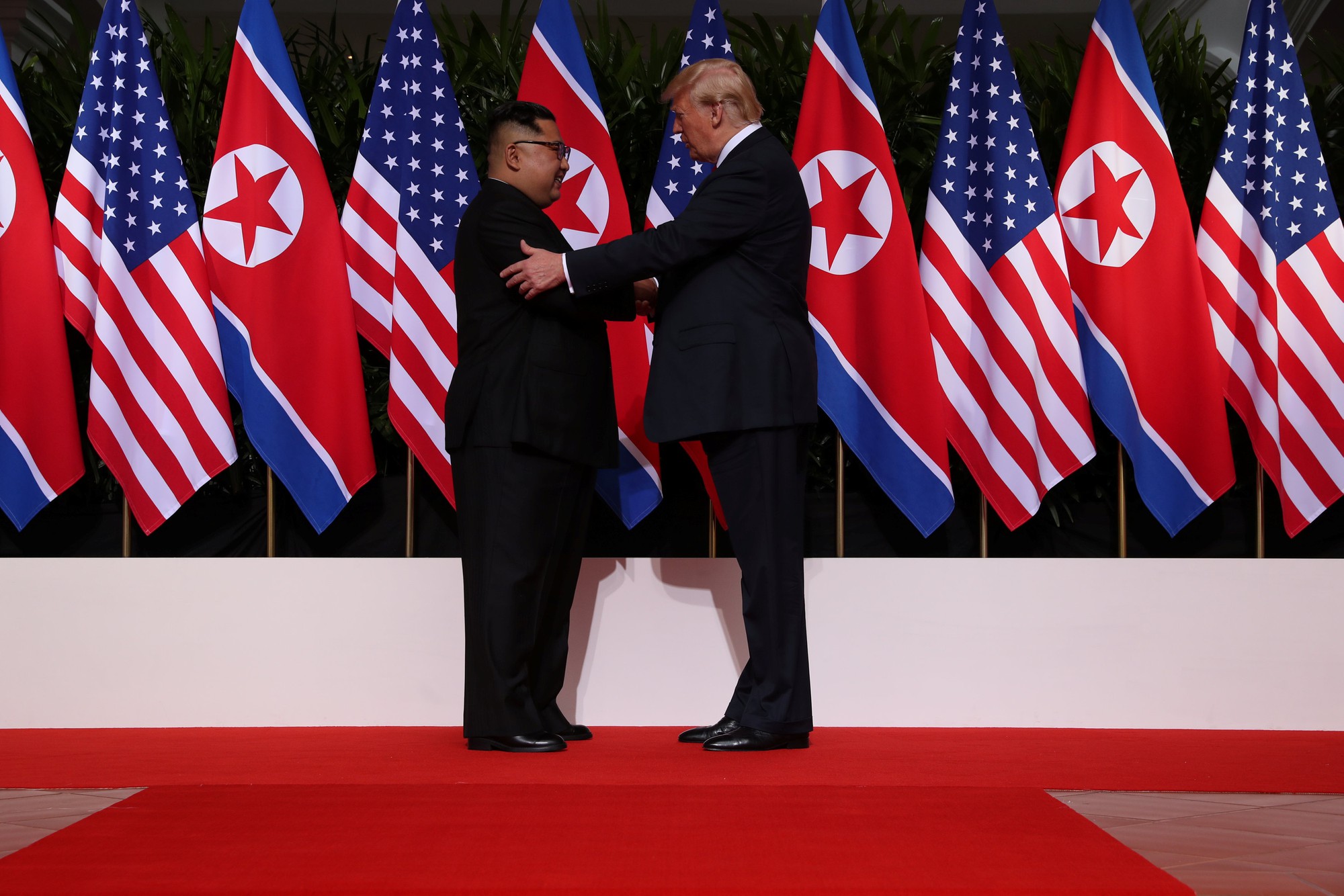 Thượng đỉnh Mỹ - Triều: Đằng sau cái bắt tay 12 giây của ông Trump - Kim - Ảnh 5.