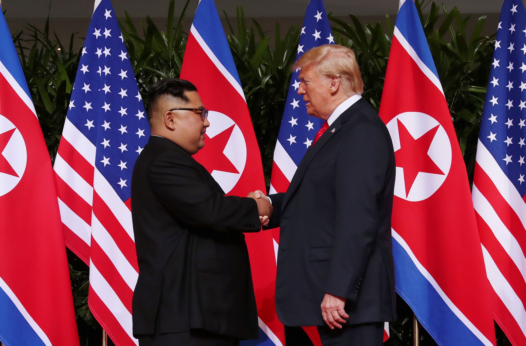 Thượng đỉnh Mỹ - Triều: Đằng sau cái bắt tay 12 giây của ông Trump - Kim - Ảnh 4.