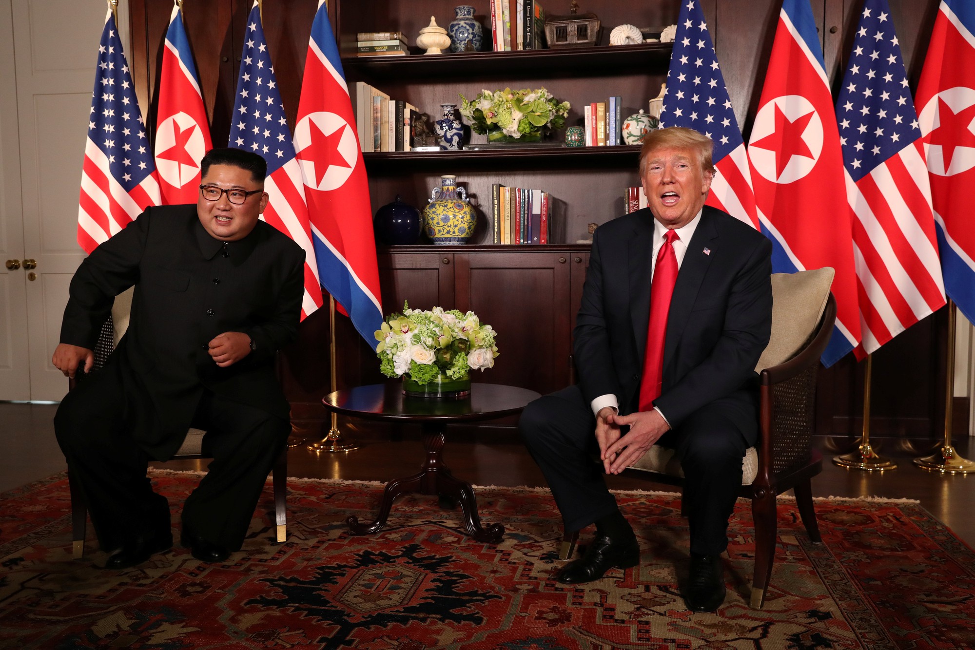Thượng đỉnh Mỹ - Triều: Đằng sau cái bắt tay 12 giây của ông Trump - Kim - Ảnh 7.