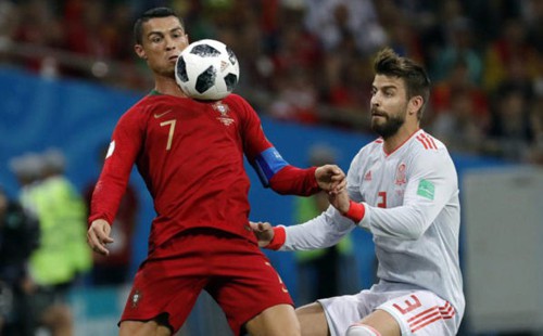Pique “nóng mặt” vì thói quen ăn vạ của Ronaldo - Ảnh 1.