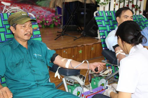 CNVC-LĐ hiến máu tình nguyện - Ảnh 1.