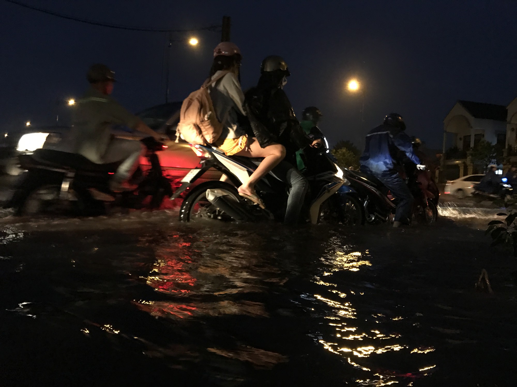 TP HCM: Đường ngập nặng, giao thông hỗn loạn sau 1 trận mưa - Ảnh 2.