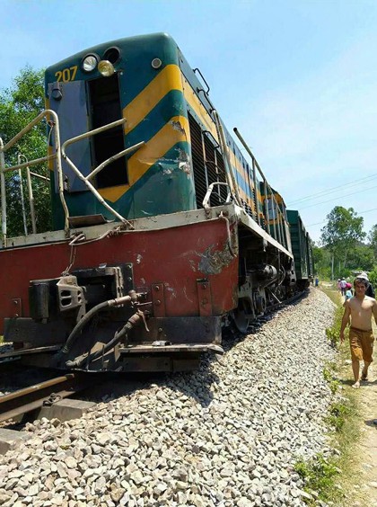 Lại xảy ra tai nạn đường sắt nghiêm trọng, tàu hỏa tông xe ben chở đá - Ảnh 1.