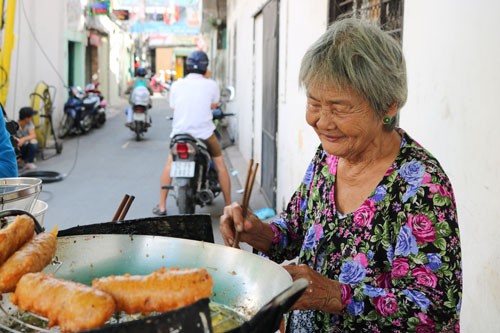 Nỗi niềm ẩn giấu sau gánh chuối chiên - Ảnh 1.