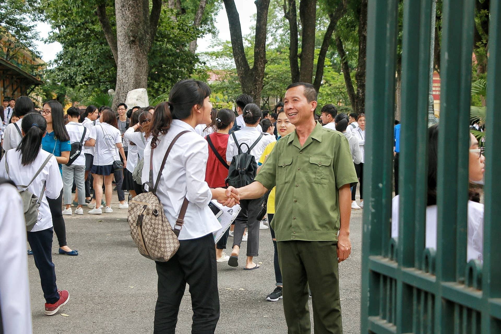 Thí sinh đến điểm thi THPT, chỉnh sửa hồ sơ nhanh chóng - Ảnh 8.