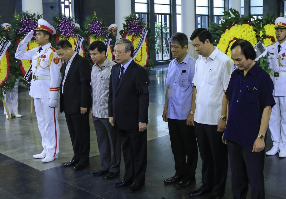 Nguyên Chủ tịch nước Trương Tấn Sang tiễn biệt GS Phan Huy Lê - Ảnh 11.