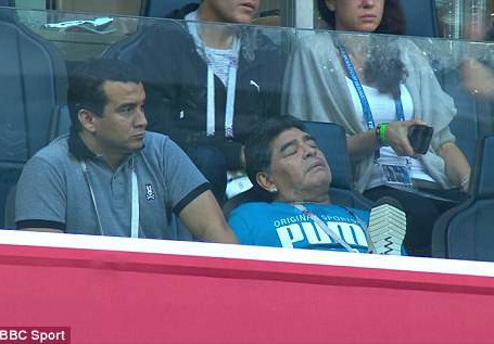 Maradona: Chửi thề, giơ ngón tay thối và… ngất xỉu trên sân - Ảnh 2.