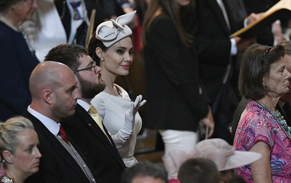Angelina Jolie đẹp cuốn hút trong sự kiện hoàng gia - Ảnh 10.
