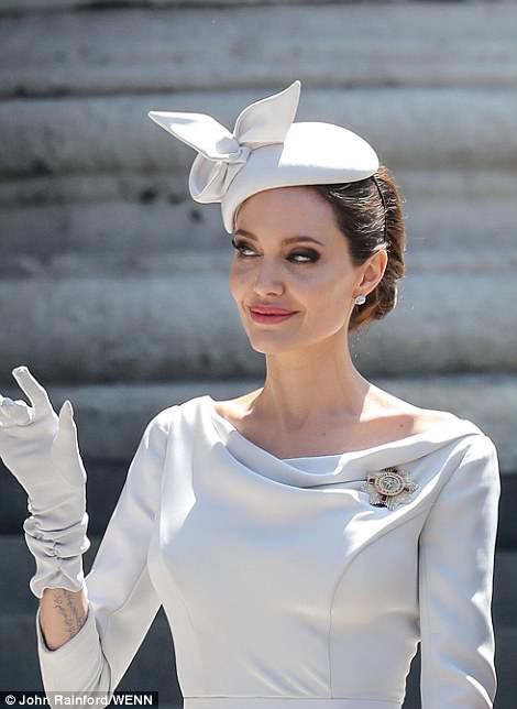 Angelina Jolie đẹp cuốn hút trong sự kiện hoàng gia - Ảnh 4.