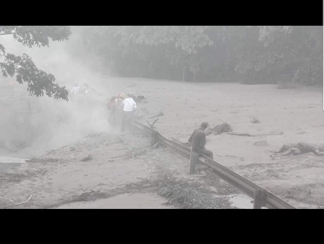 N&uacute;i lửa phun tr&agrave;o, nhiều thi thể tr&ocirc;i tr&ecirc;n d&ograve;ng dung nham s&ocirc;i sục - Ảnh 2.