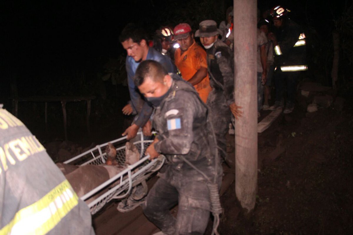 N&uacute;i lửa phun tr&agrave;o, nhiều thi thể tr&ocirc;i tr&ecirc;n d&ograve;ng dung nham s&ocirc;i sục - Ảnh 8.