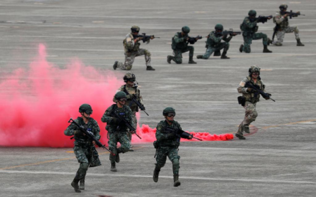Bị Trung Quốc đe dọa, Đài Loan tập trận lớn - Ảnh 2.
