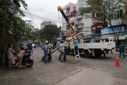 Lốc xoáy nhiều nơi ở Sài Gòn, cây xanh ngã rạp, 3 người trọng thương - Ảnh 11.