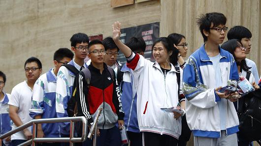 10 triệu học sinh Trung Quốc bước vào kỳ thi ĐH khốc liệt - Ảnh 1.