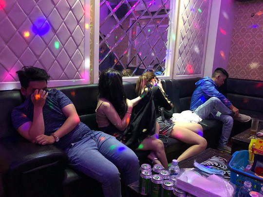 TP HCM: Dân chơi náo loạn khi công an vào quán bar, karaoke - Ảnh 4.