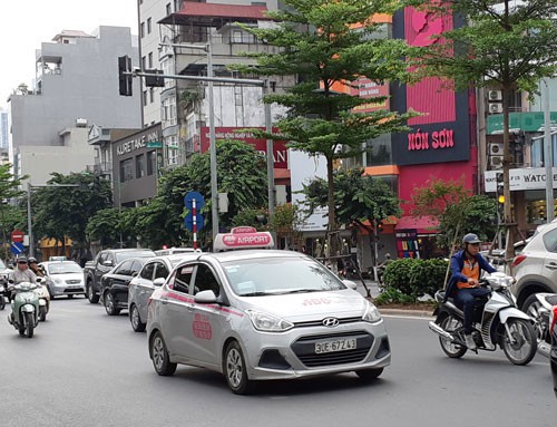 Vẫn rối quản lý taxi, Grab - Ảnh 1.