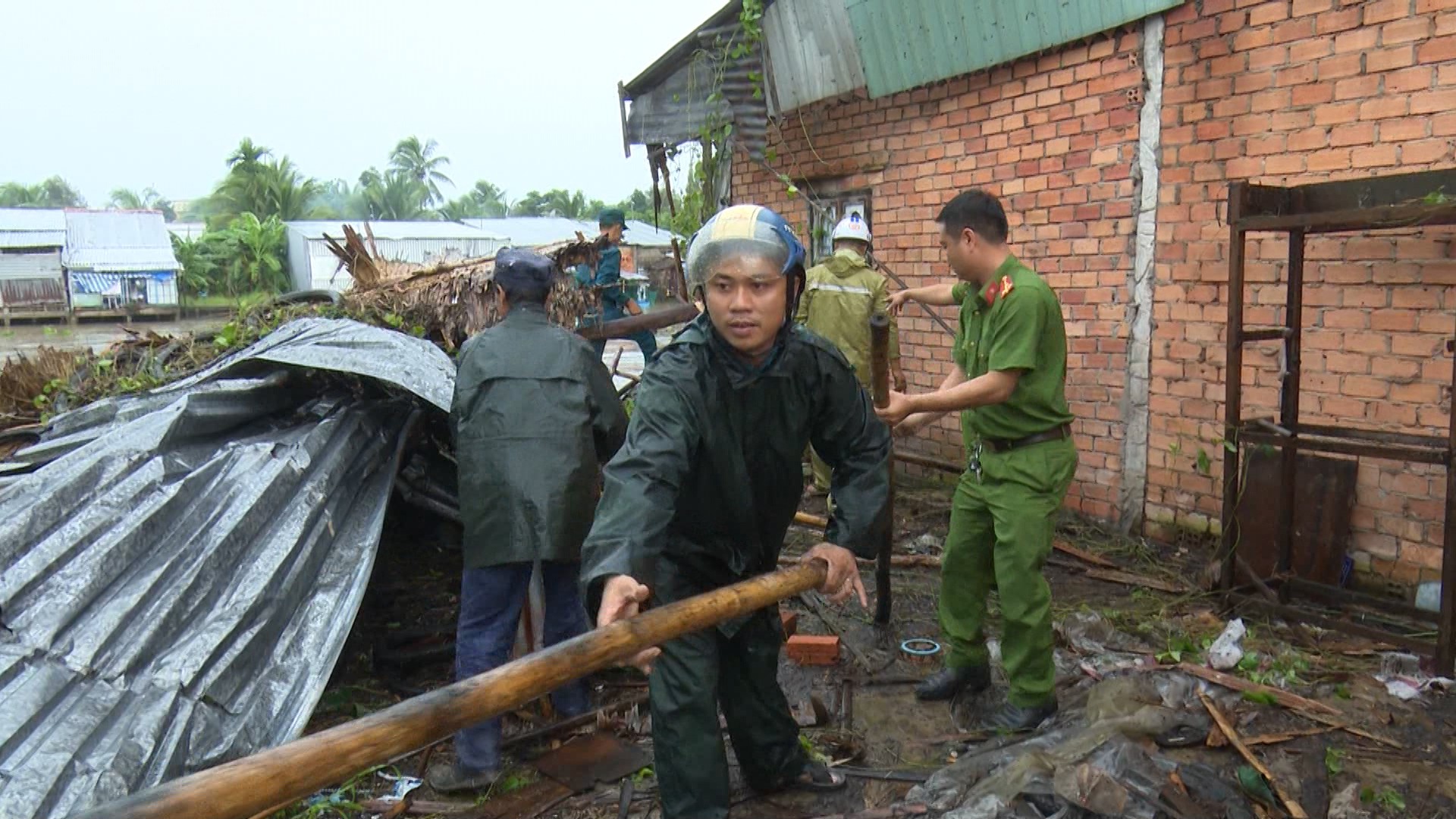 Hãi hùng dông lốc khiến hàng loạt nhà dân bị sập và tốc mái - Ảnh 6.