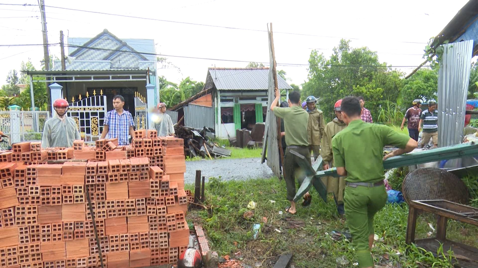 Hãi hùng dông lốc khiến hàng loạt nhà dân bị sập và tốc mái - Ảnh 7.