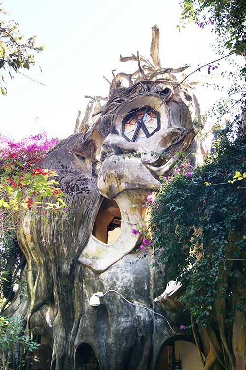 Ngôi nhà ma quái ở Đà Lạt hút khách gần 30 năm - Ảnh 1.