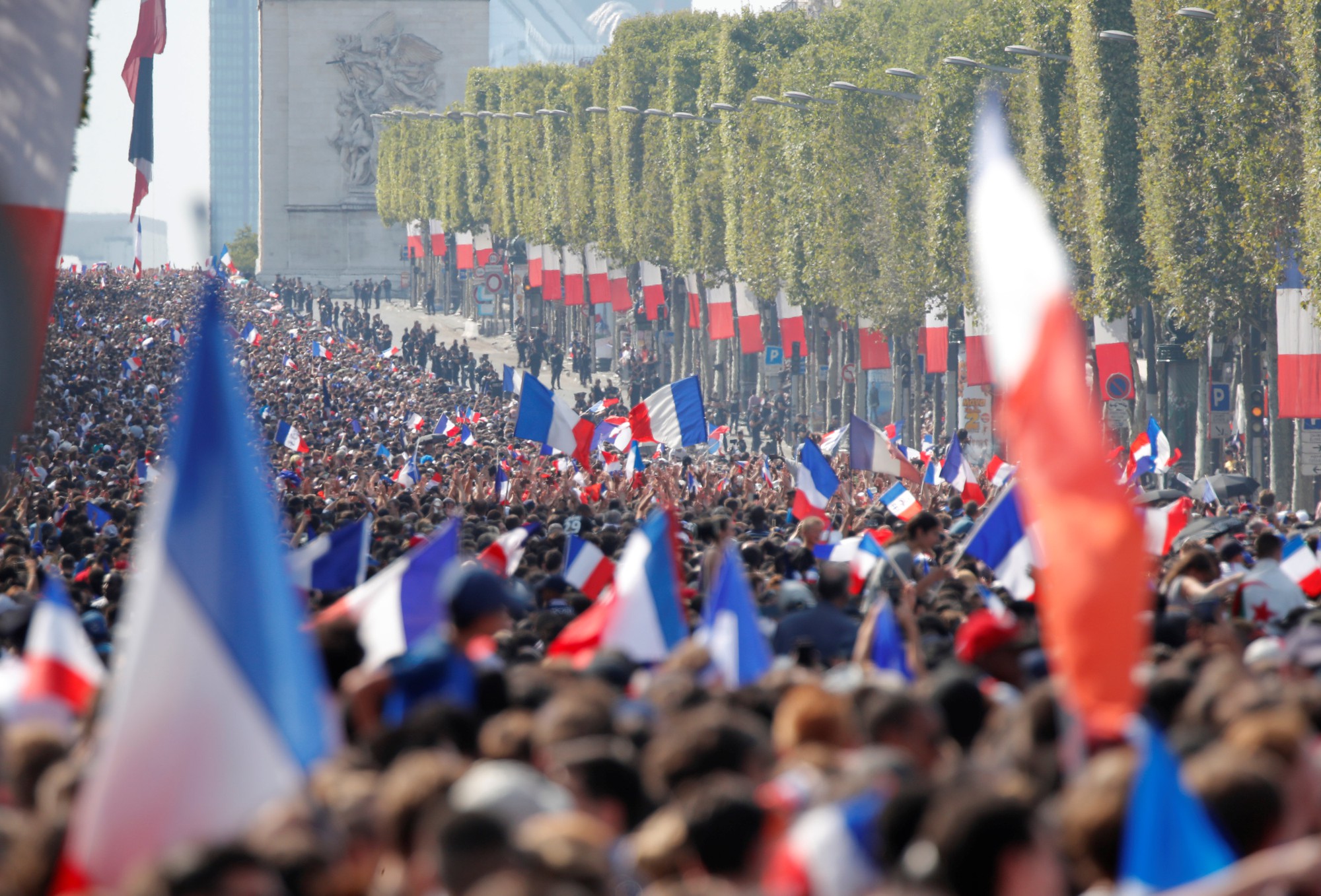 500.000 CĐV Paris xuống đường đón tuyển Pháp - Ảnh 18.