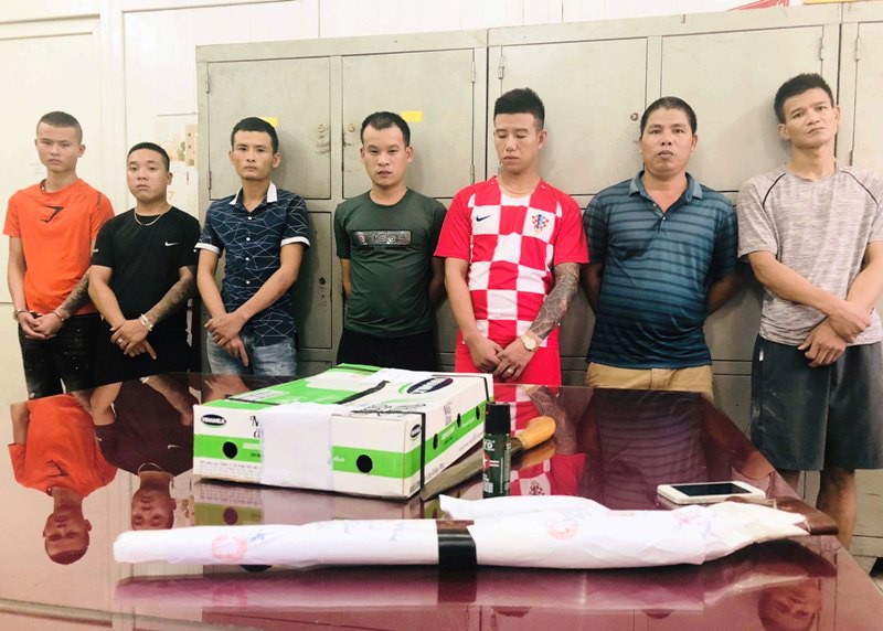 Nh&oacute;m đầu gấu chuy&ecirc;n mang s&uacute;ng đi đ&ograve;i nợ thu&ecirc;, n&eacute;m chất bẩn v&agrave;o nh&agrave; - Ảnh 1.