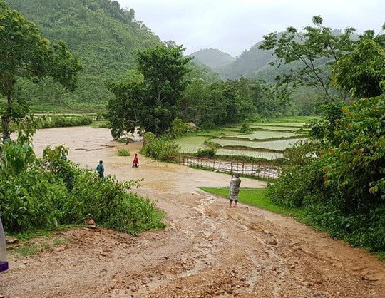 Nước lũ tràn về, cô lập hoàn toàn cả một huyện - Ảnh 6.