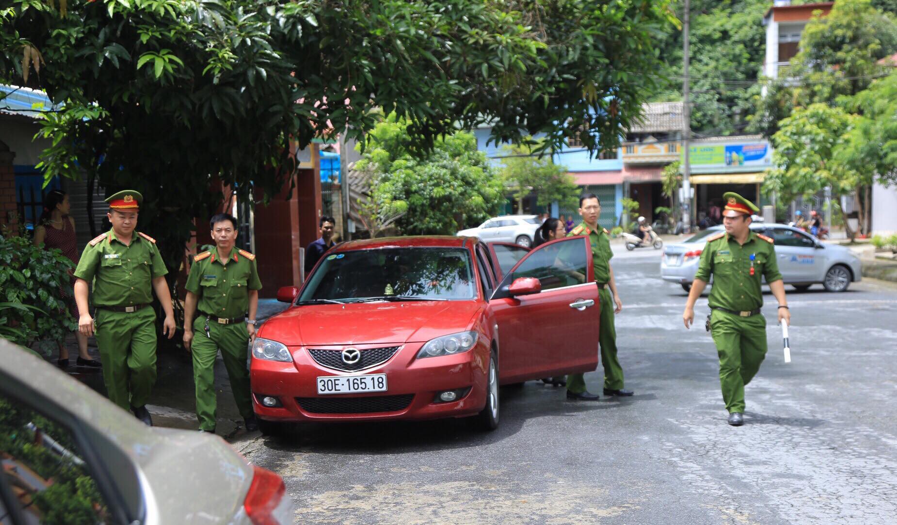 Cận cảnh khám nhà ông Vũ Trọng Lương trong vụ bê bối điểm thi Hà Giang - Ảnh 4.