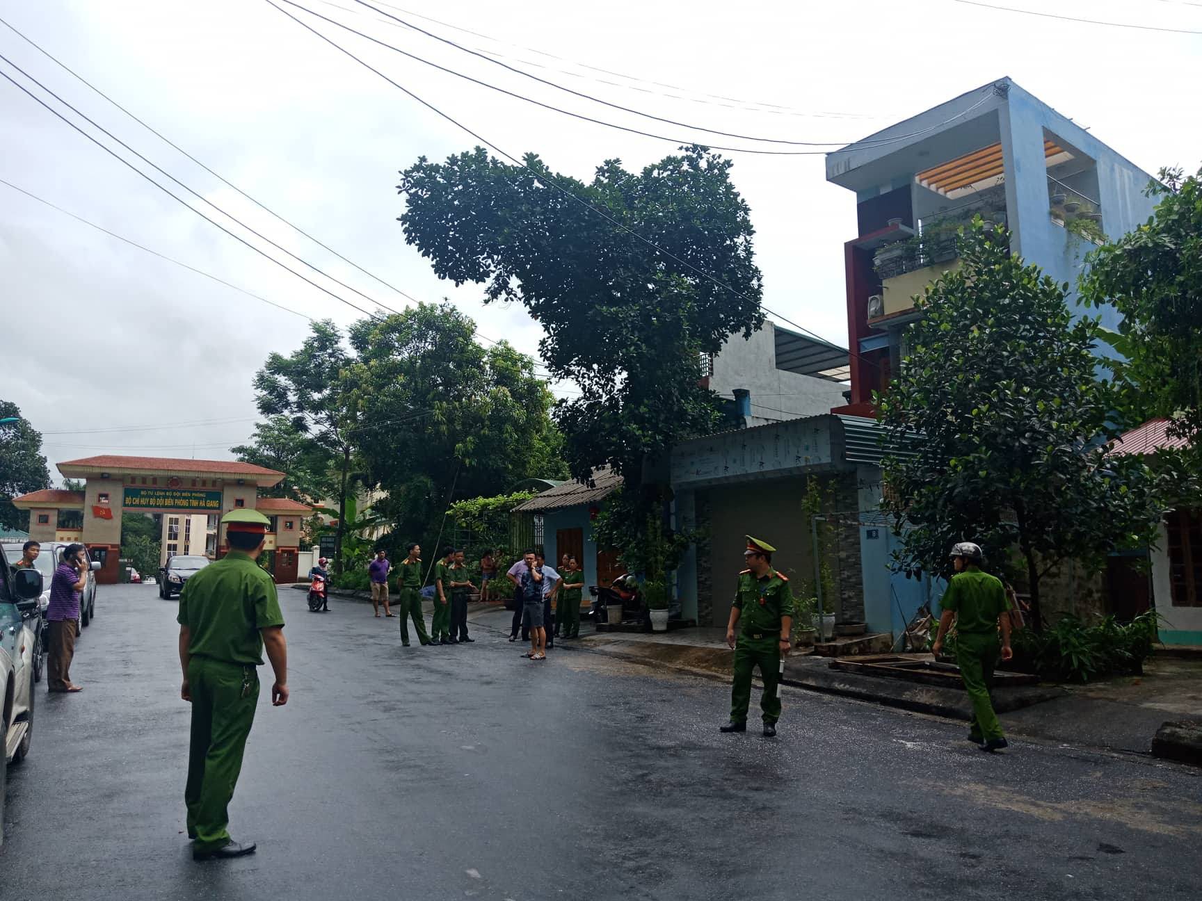 Cận cảnh khám nhà ông Vũ Trọng Lương trong vụ bê bối điểm thi Hà Giang - Ảnh 2.