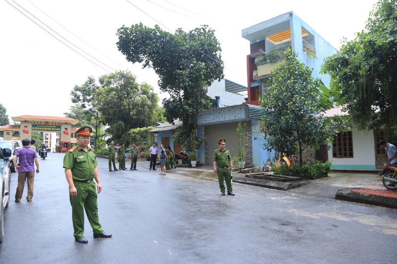 Cận cảnh khám nhà ông Vũ Trọng Lương trong vụ bê bối điểm thi Hà Giang - Ảnh 8.